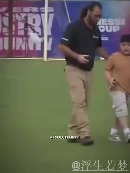 梅西看到小球迷被拦想合影,主动示意让他过来 梅西看到小球迷被拦想合影,主动示意让他过来